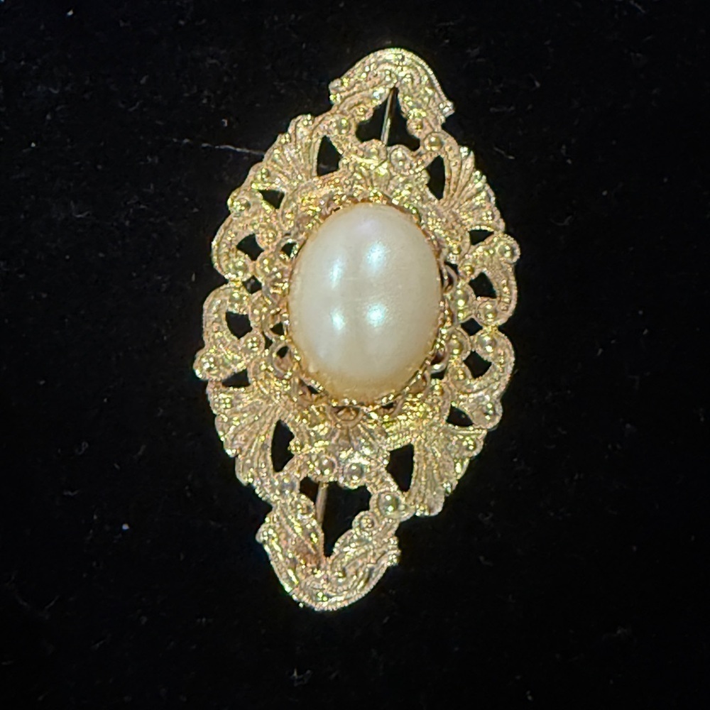 Elegant Gold and Cream Filigree Brooch
